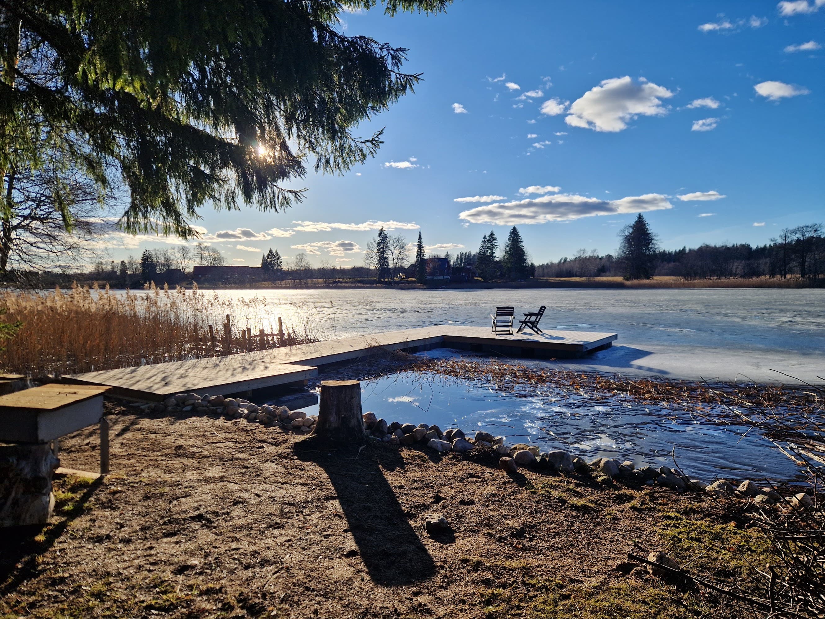 Jäätunud Nõuni järv ja paadisild talvel